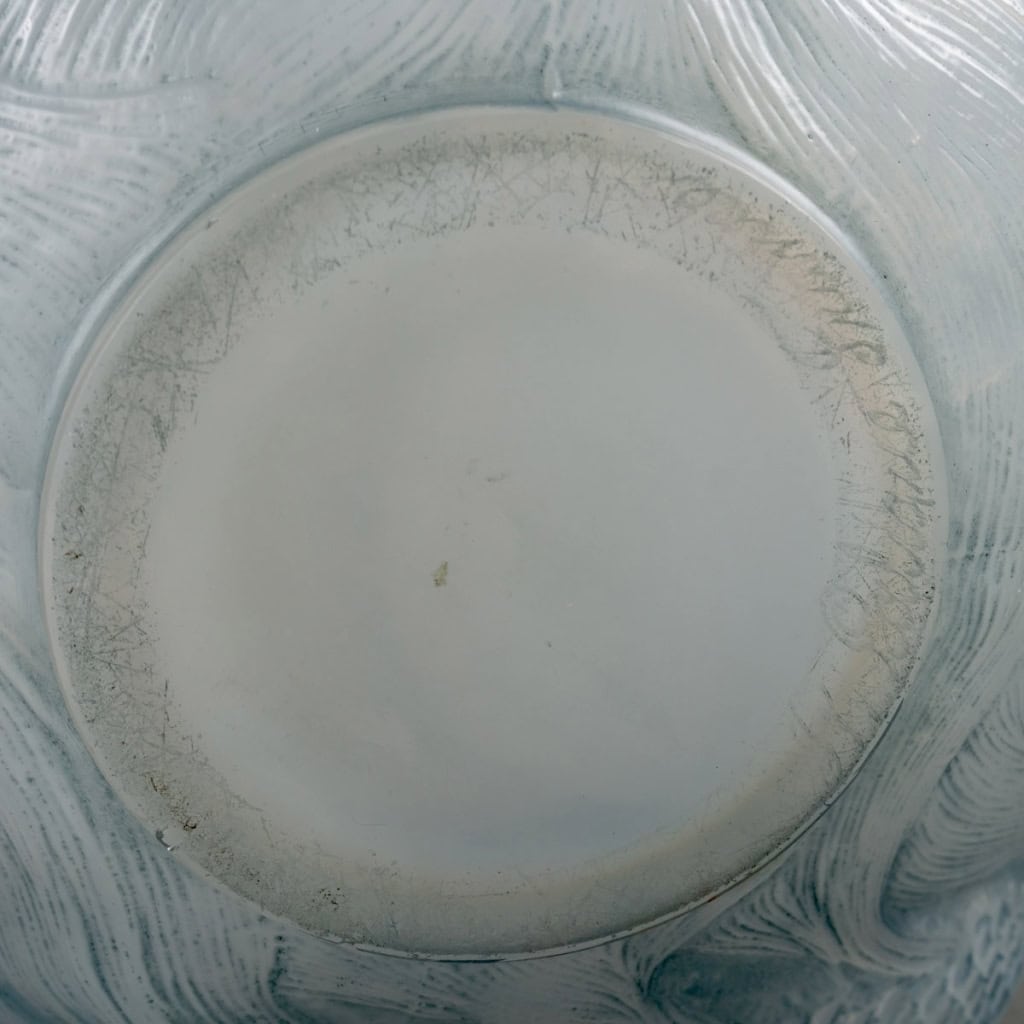 Vase « Formose » verre opalescent double couche patiné bleu de René LALIQUE | Biron Vase « Formose » verre opalescent double couche patiné bleu de René LALIQUE