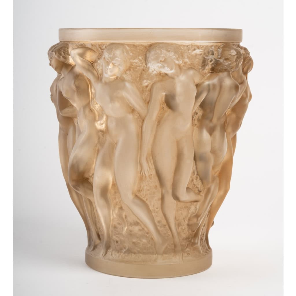 Vase « Bacchantes » verre patiné sépia de René LALIQUE | Biron Vase "Bacchantes" verre patiné sépia de René LALIQUE