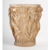 Vase « Bacchantes » verre patiné sépia de René LALIQUE | Biron Vase "Bacchantes" verre patiné sépia de René LALIQUE
