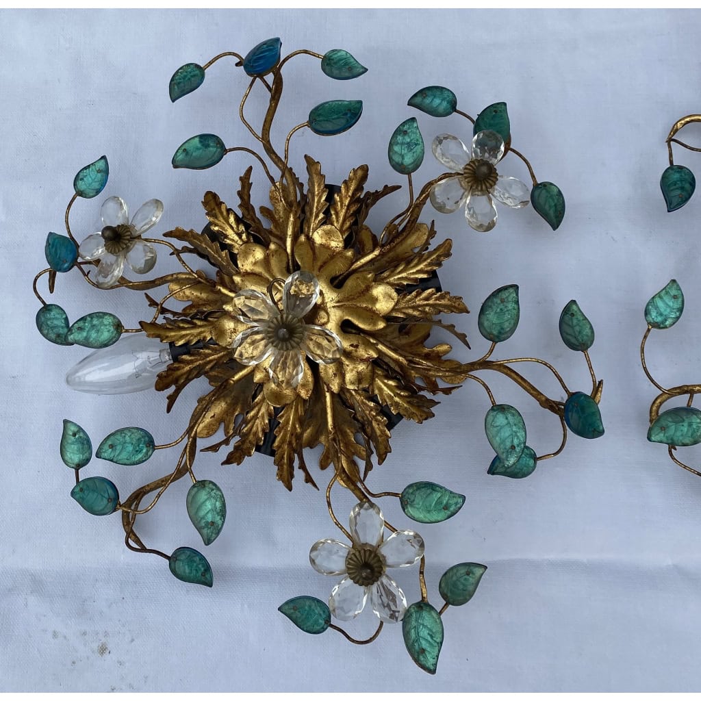 1970′ Paire de Plafonniers ou Appliques à Décor de Fleurs et Feuilles en Métal Doré Style Maison Baguès ou Banci Feuilles en Verre de Couleur Bleue | Biron 1970′ Paire de Plafonniers ou Appliques à Décor de Fleurs et Feuilles en Métal Doré Style Maison Baguès ou Banci Feuilles en Verre de Couleur Bleue