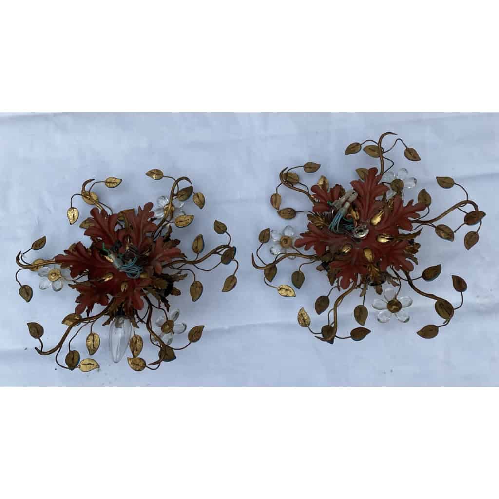 1970′ Paire de Plafonniers ou Appliques à Décor de Fleurs et Feuilles en Métal Doré Style Maison Baguès ou Banci Feuilles en Verre de Couleur Bleue | Biron 1970′ Paire de Plafonniers ou Appliques à Décor de Fleurs et Feuilles en Métal Doré Style Maison Baguès ou Banci Feuilles en Verre de Couleur Bleue