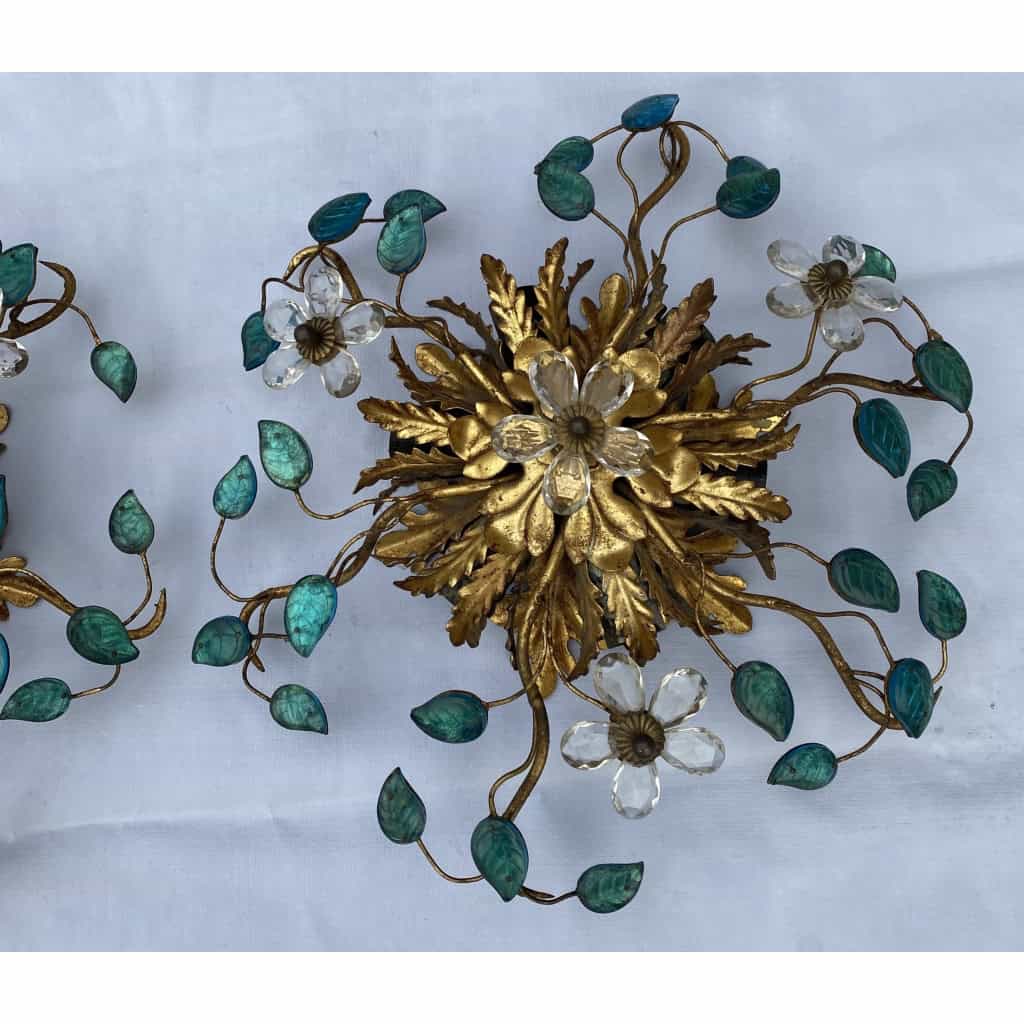 1970′ Paire de Plafonniers ou Appliques à Décor de Fleurs et Feuilles en Métal Doré Style Maison Baguès ou Banci Feuilles en Verre de Couleur Bleue | Biron 1970′ Paire de Plafonniers ou Appliques à Décor de Fleurs et Feuilles en Métal Doré Style Maison Baguès ou Banci Feuilles en Verre de Couleur Bleue