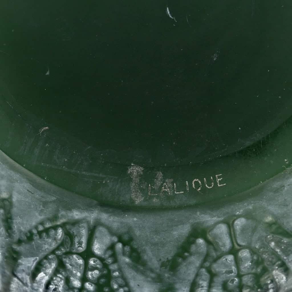 Vase « Fougères » verre vert kaki patiné blanc de René LALIQUE | Biron Vase "Fougères" verre vert kaki patiné blanc de René LALIQUE