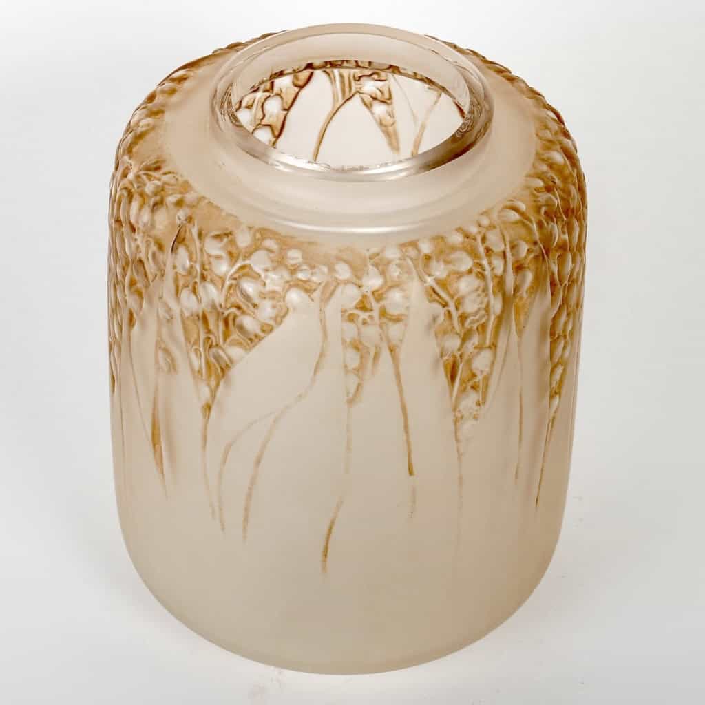 Vase « Muguet » verre blanc patiné sépia de René LALIQUE | Biron Vase "Muguet" verre blanc patiné sépia de René LALIQUE
