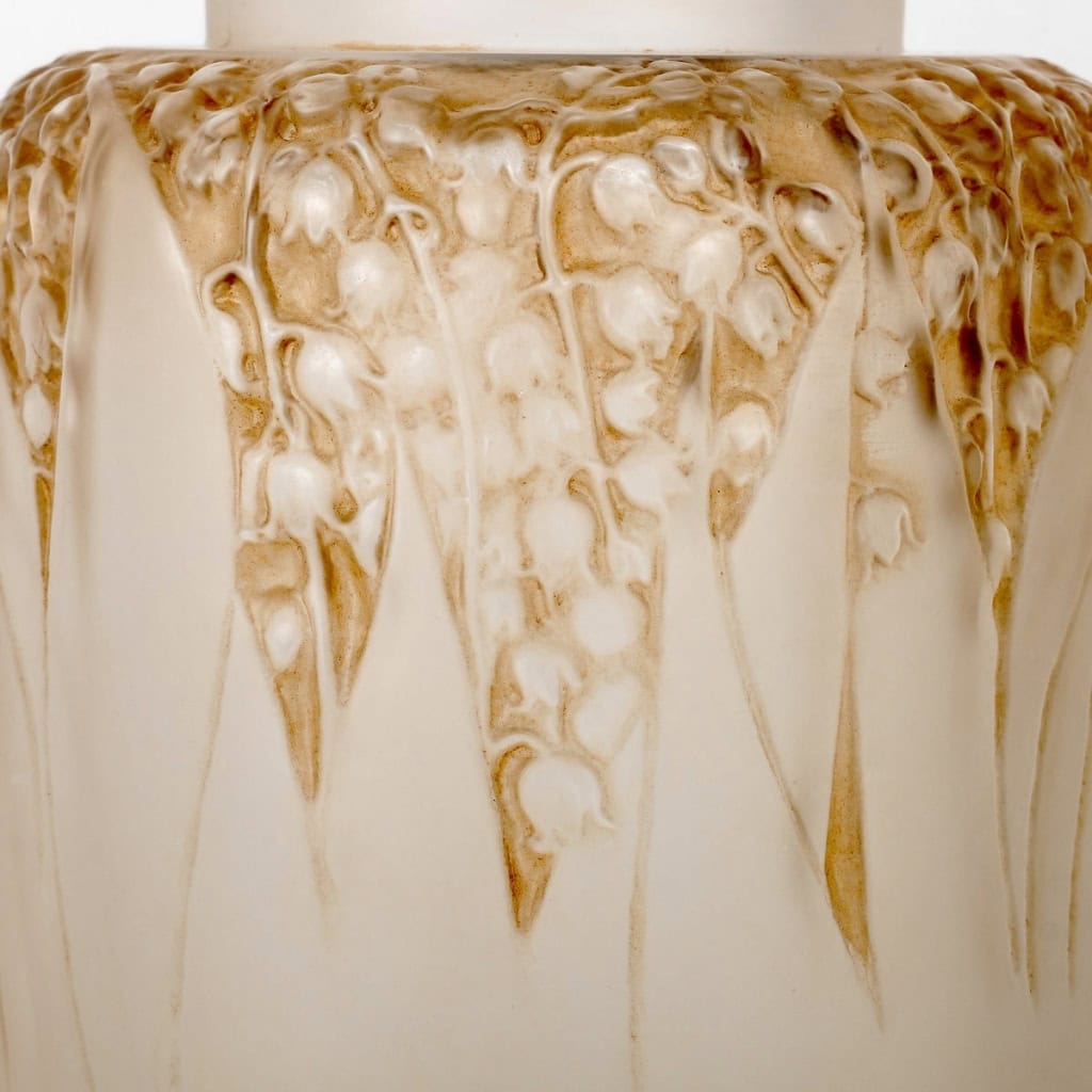 Vase « Muguet » verre blanc patiné sépia de René LALIQUE | Biron Vase "Muguet" verre blanc patiné sépia de René LALIQUE