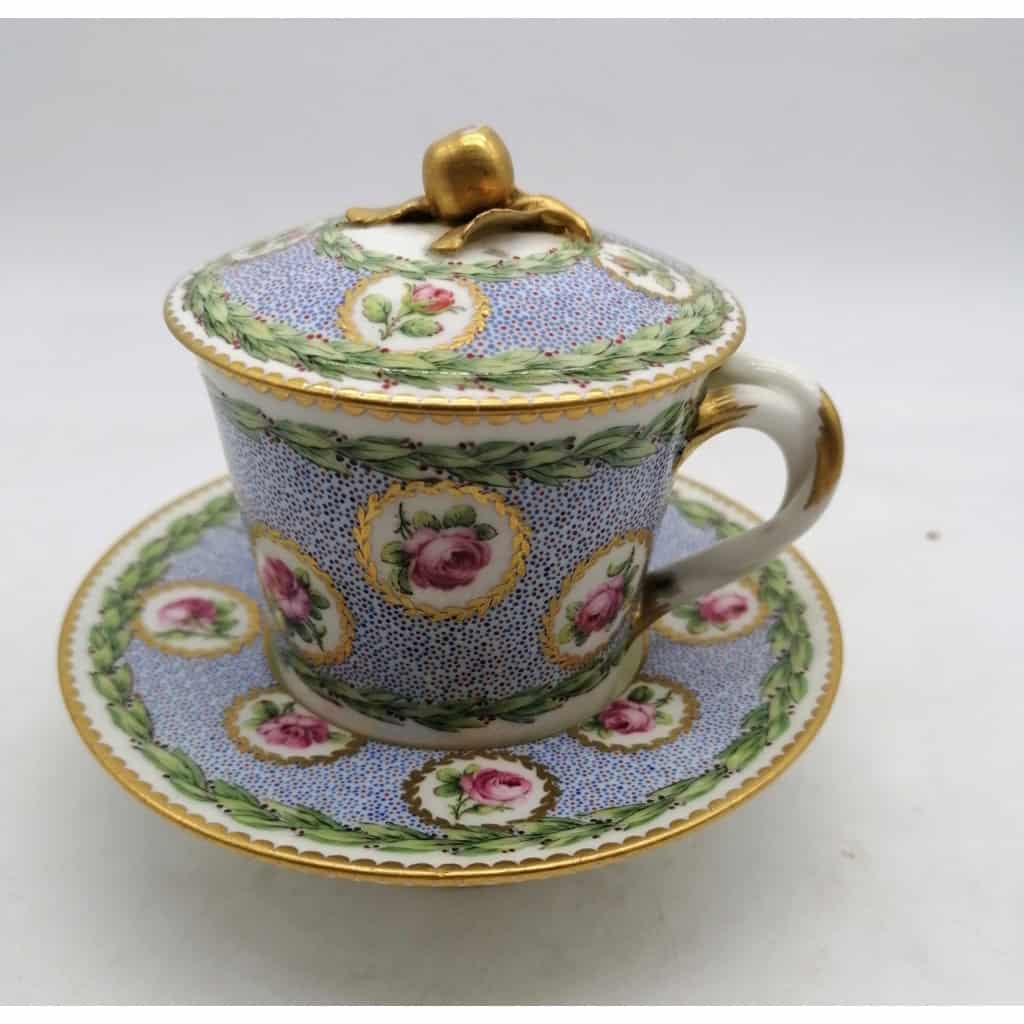 Tasse Trembleuse En pâte tendre De Sèvres XVIIIème | Biron ||