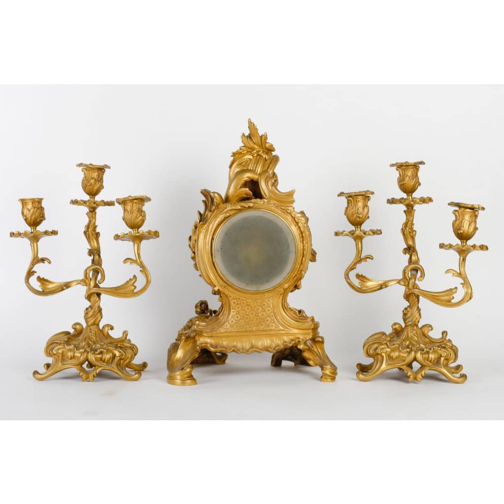 Une garniture en bronze doré de style louis XV fin XIXème siècle | Biron Une garniture en bronze doré de style louis XV fin XIXème siècle