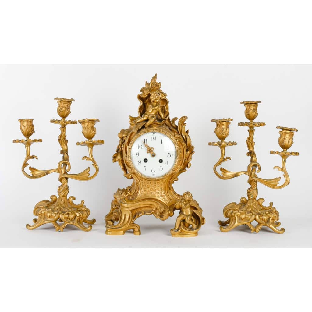 Une garniture en bronze doré de style louis XV fin XIXème siècle | Biron Une garniture en bronze doré de style louis XV fin XIXème siècle
