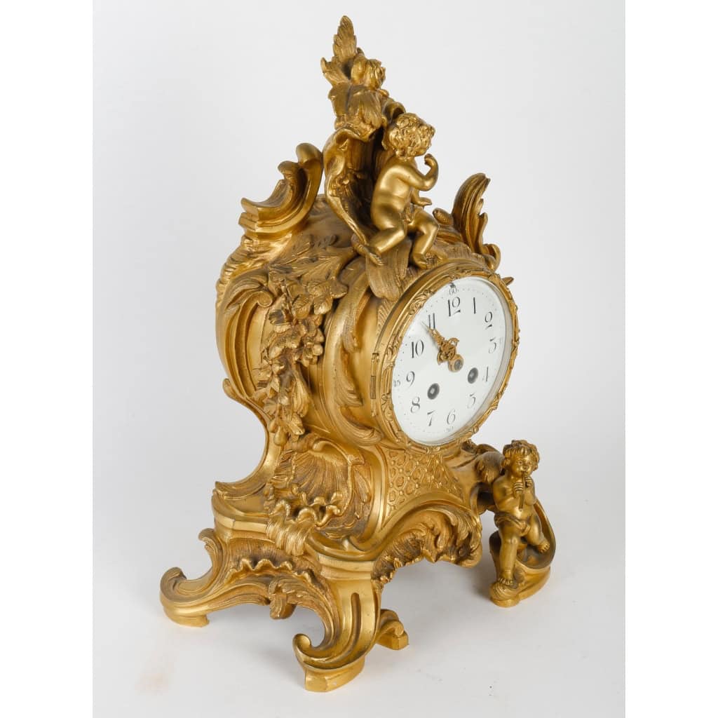 Une garniture en bronze doré de style louis XV fin XIXème siècle | Biron Une garniture en bronze doré de style louis XV fin XIXème siècle