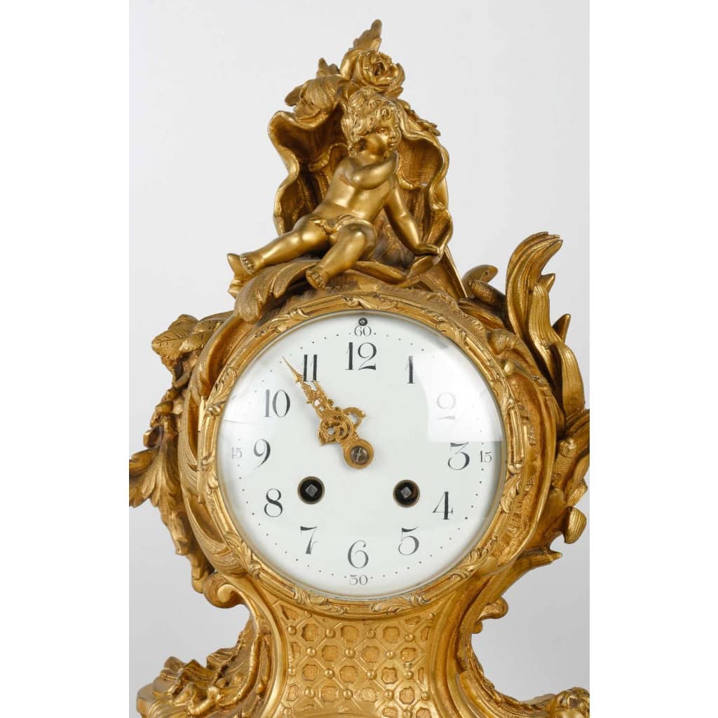 Une garniture en bronze doré de style louis XV fin XIXème siècle | Biron Une garniture en bronze doré de style louis XV fin XIXème siècle