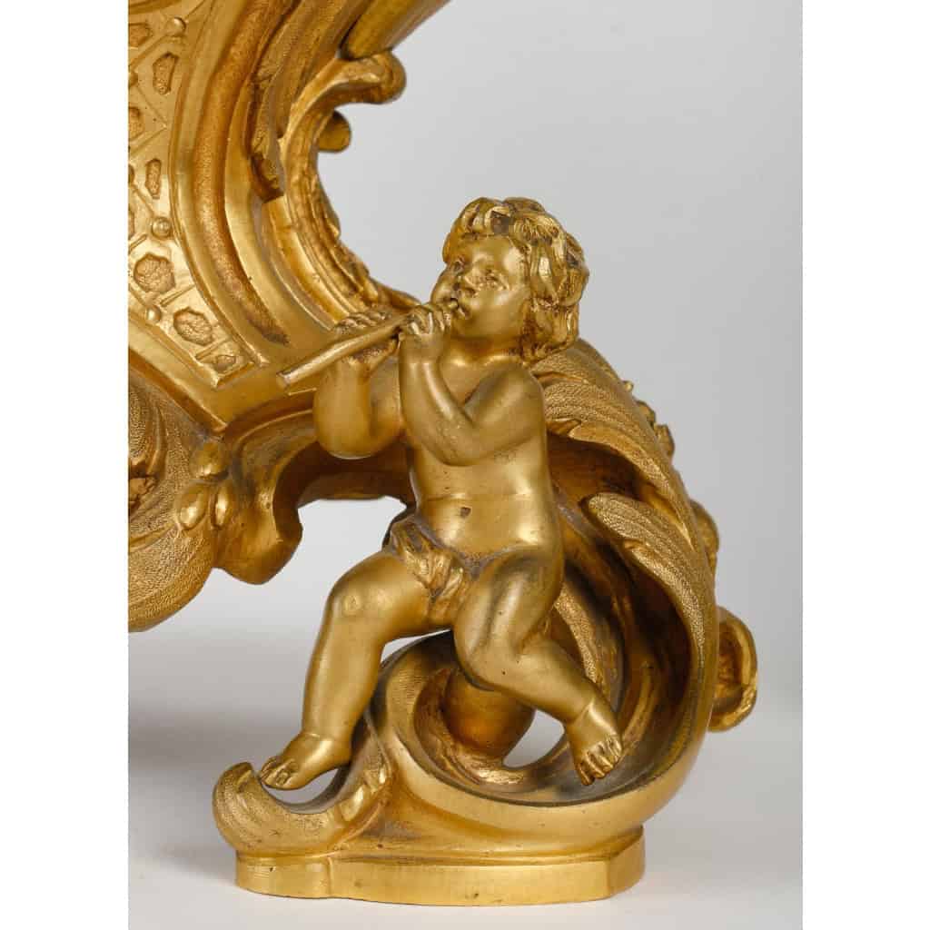Une garniture en bronze doré de style louis XV fin XIXème siècle | Biron Une garniture en bronze doré de style louis XV fin XIXème siècle