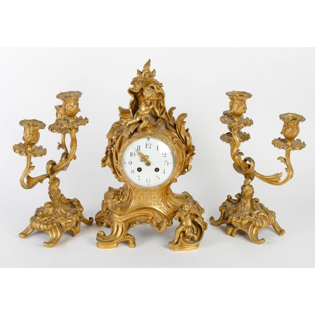 Une garniture en bronze doré de style louis XV fin XIXème siècle | Biron Une garniture en bronze doré de style louis XV fin XIXème siècle
