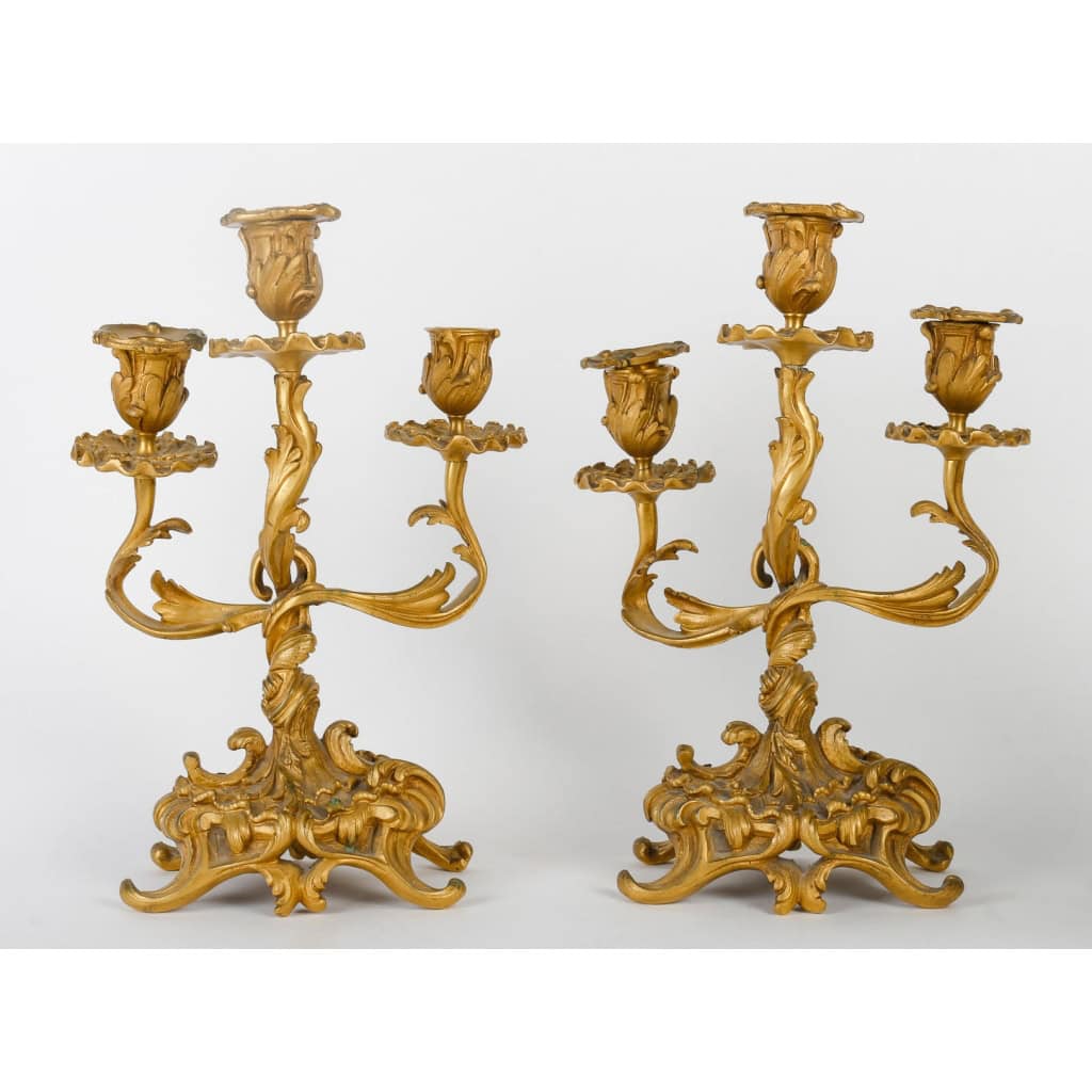 Une garniture en bronze doré de style louis XV fin XIXème siècle | Biron Une garniture en bronze doré de style louis XV fin XIXème siècle