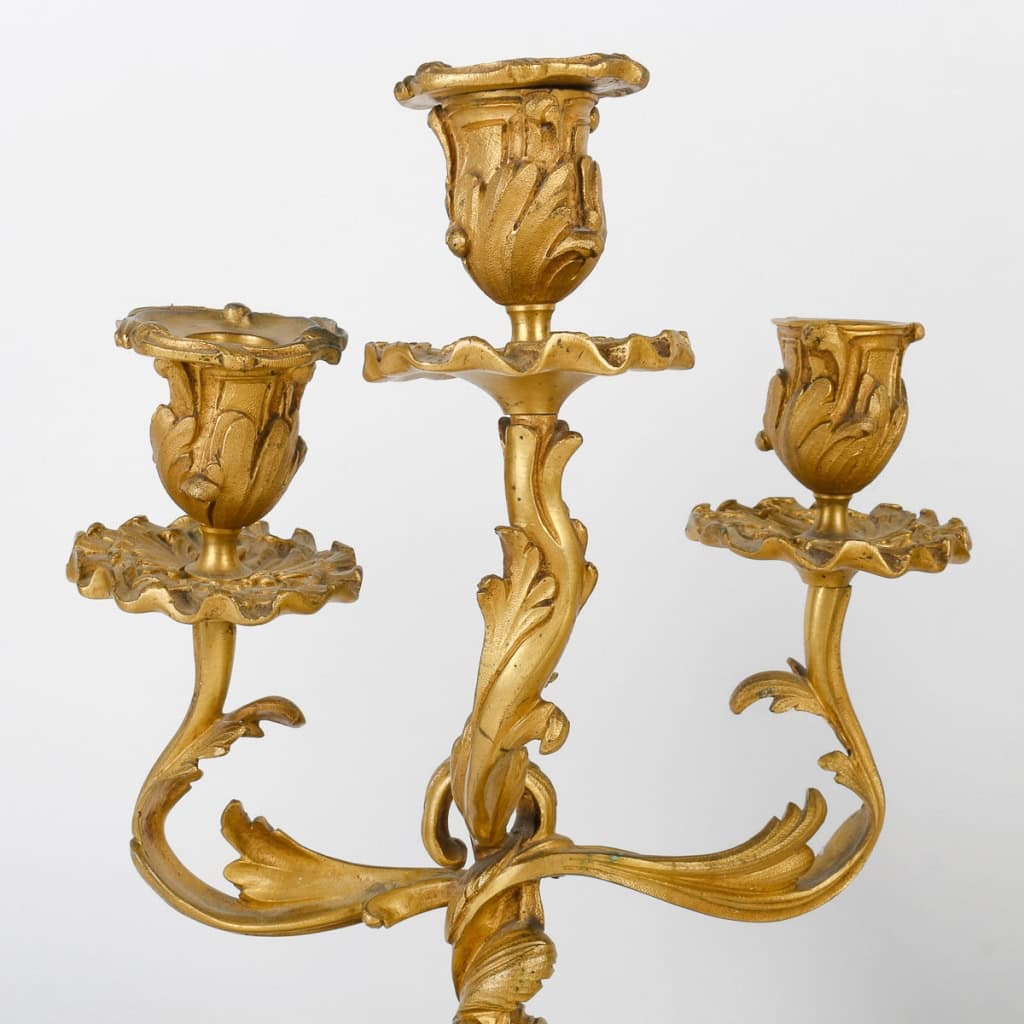 Une garniture en bronze doré de style louis XV fin XIXème siècle | Biron Une garniture en bronze doré de style louis XV fin XIXème siècle