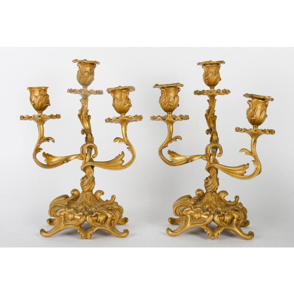Une garniture en bronze doré de style louis XV fin XIXème siècle | Biron Une garniture en bronze doré de style louis XV fin XIXème siècle