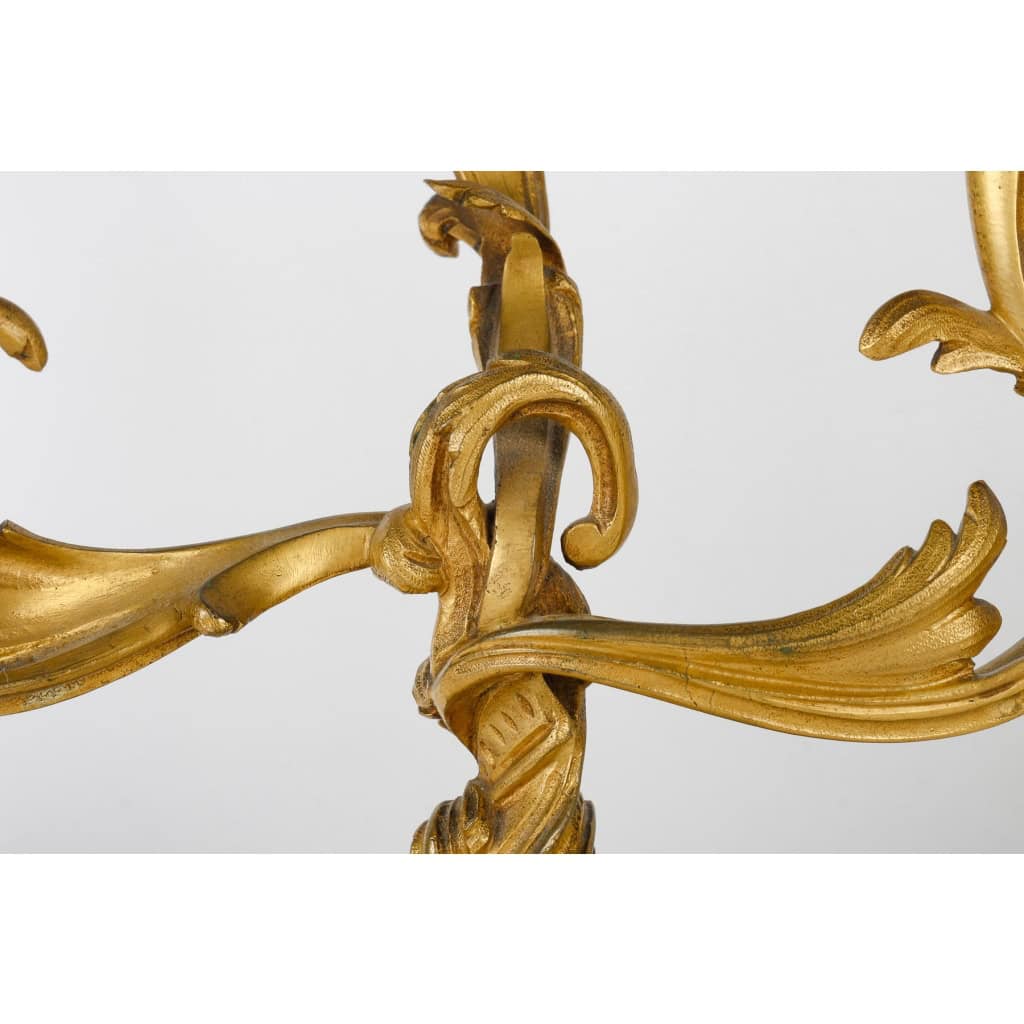 Une garniture en bronze doré de style louis XV fin XIXème siècle | Biron Une garniture en bronze doré de style louis XV fin XIXème siècle