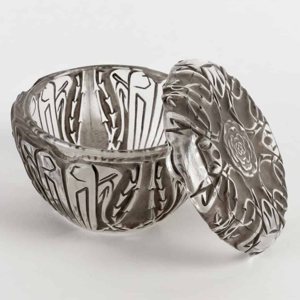 Boîte « Quatre Scarabées » verre blanc patiné gris de René LALIQUE | Biron Boîte "Quatre Scarabées" verre blanc patiné gris de René LALIQUE