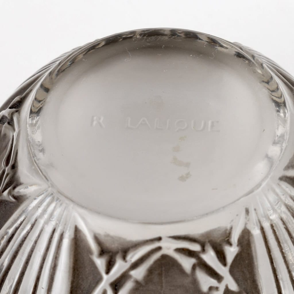 Boîte « Quatre Scarabées » verre blanc patiné gris de René LALIQUE | Biron Boîte "Quatre Scarabées" verre blanc patiné gris de René LALIQUE