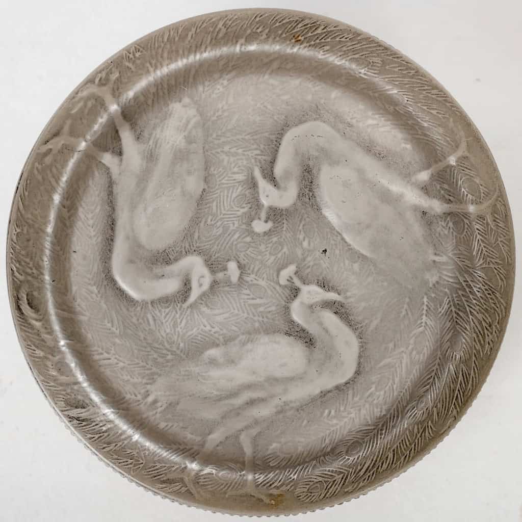 Boîte « Trois Paons » verre blanc patiné gris de René LALIQUE | Biron Boîte "Trois Paons" verre blanc patiné gris de René LALIQUE