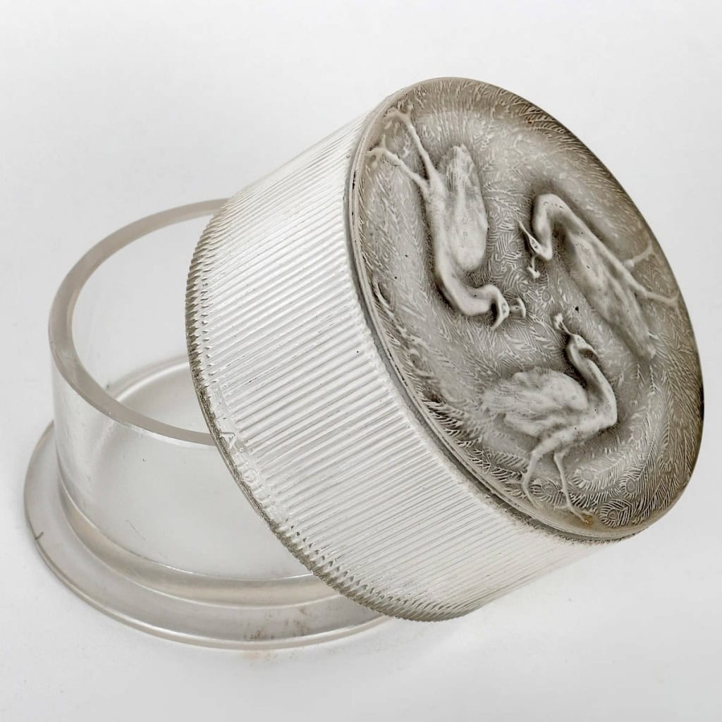 Boîte « Trois Paons » verre blanc patiné gris de René LALIQUE | Biron Boîte "Trois Paons" verre blanc patiné gris de René LALIQUE
