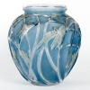 Vase « Sauterelles » verre blanc patiné bleu et vert de René LALIQUE | Biron Vase "Sauterelles" verre blanc patiné bleu et vert de René LALIQUE