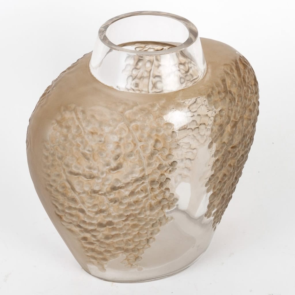 Vase « Poivre » verre blanc patiné sépia de René LALIQUE | Biron Vase "Poivre" verre blanc patiné sépia de René LALIQUE