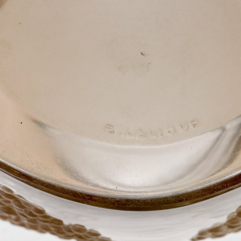 Vase « Poivre » verre blanc patiné sépia de René LALIQUE | Biron Vase "Poivre" verre blanc patiné sépia de René LALIQUE