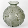 Vase « Milan » verre blanc patiné vert de René LALIQUE | Biron Vase "Milan" verre blanc patiné vert de René LALIQUE