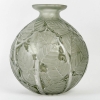 Vase « Milan » verre blanc patiné vert de René LALIQUE | Biron Vase "Milan" verre blanc patiné vert de René LALIQUE