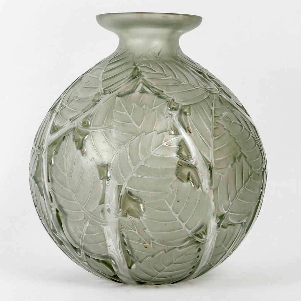 Vase « Milan » verre blanc patiné vert de René LALIQUE | Biron Vase "Milan" verre blanc patiné vert de René LALIQUE