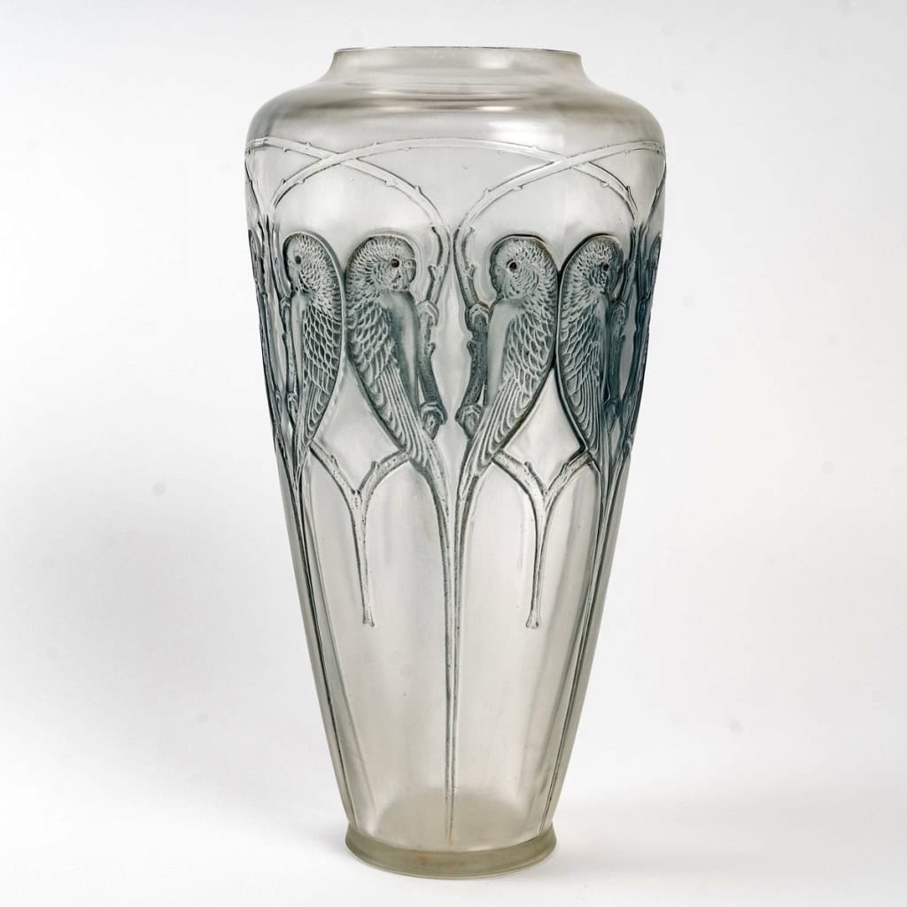 Vase « Inséparables » verre blanc patiné bleu de René LALIQUE | Biron Vase "Inséparables" verre blanc patiné bleu de René LALIQUE