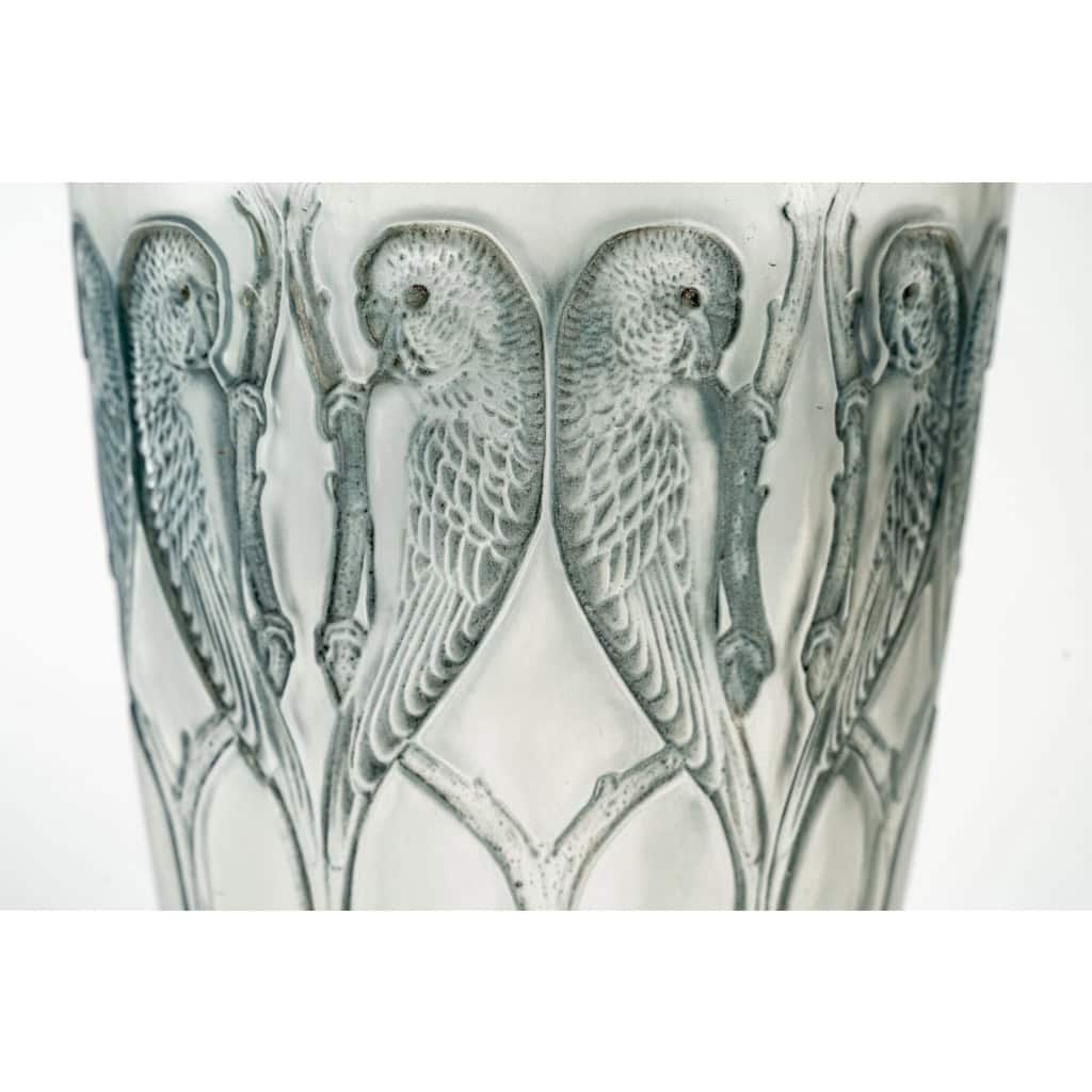 Vase « Inséparables » verre blanc patiné bleu de René LALIQUE | Biron Vase "Inséparables" verre blanc patiné bleu de René LALIQUE