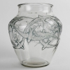Vase « Hirondelles » verre blanc patiné bleu de René LALIQUE | Biron Vase « Hirondelles » verre blanc patiné bleu de René LALIQUE