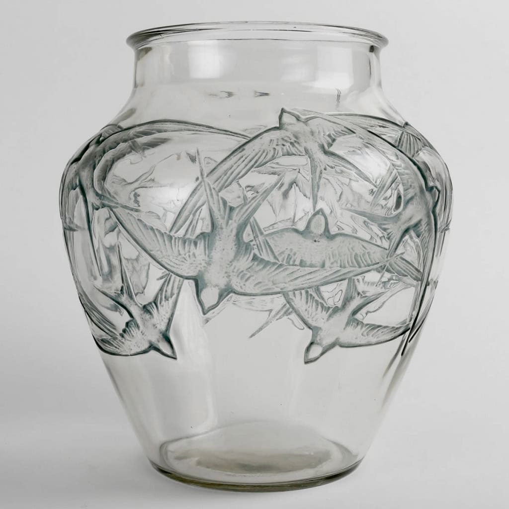 Vase « Hirondelles » verre blanc patiné bleu de René LALIQUE | Biron Vase « Hirondelles » verre blanc patiné bleu de René LALIQUE