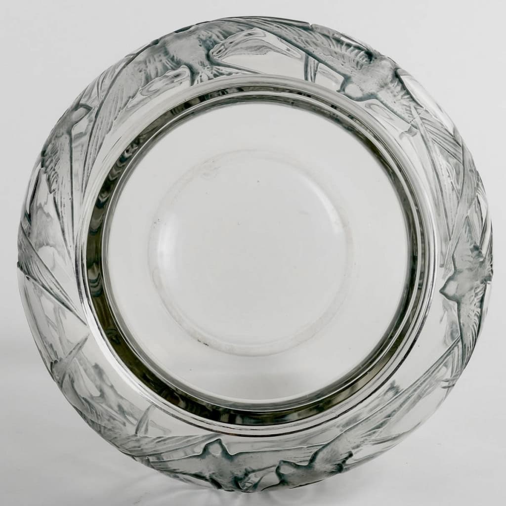 Vase « Hirondelles » verre blanc patiné bleu de René LALIQUE | Biron Vase « Hirondelles » verre blanc patiné bleu de René LALIQUE