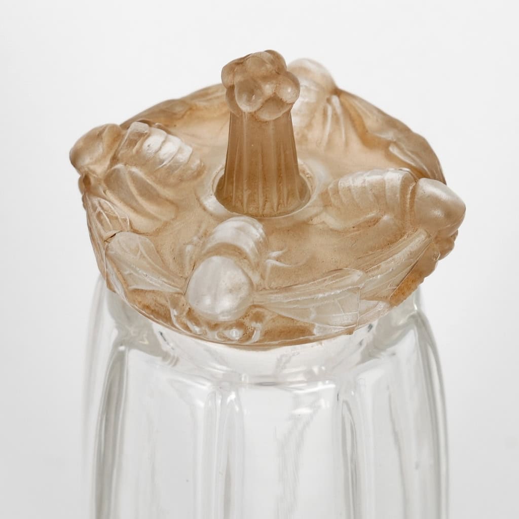Flacon « Carnettes Guêpes » verre blanc patiné sépia de René LALIQUE | Biron Flacon "Carnettes Guêpes" verre blanc patiné sépia de René LALIQUE