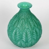 Vase « Malesherbes » verre vert jade peppermint patiné blanc de René LALIQUE | Biron Vase "Malesherbes" verre vert jade peppermint patiné blanc de René LALIQUE