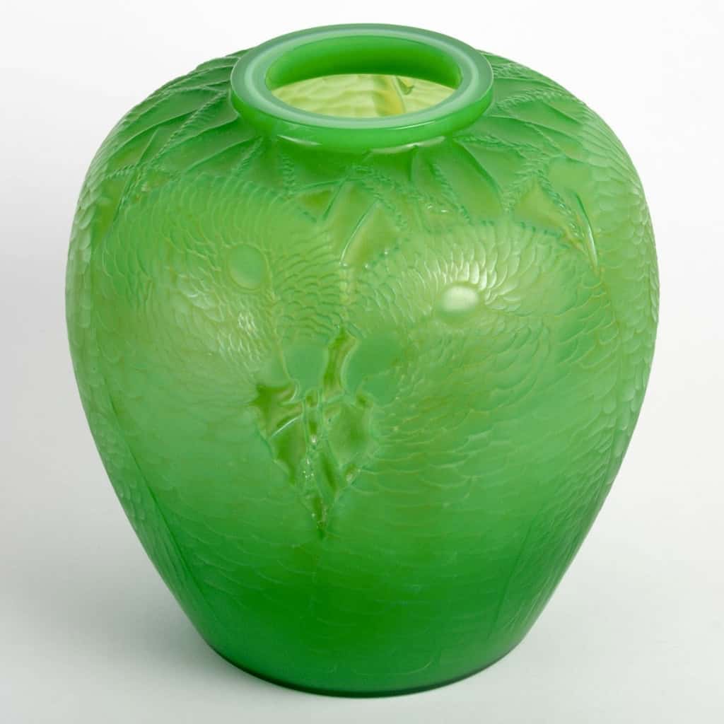 Vase « Alicante » en verre vert jade multi-couches de René LALIQUE | Biron Vase "Alicante" en verre vert jade multi-couches de René LALIQUE
