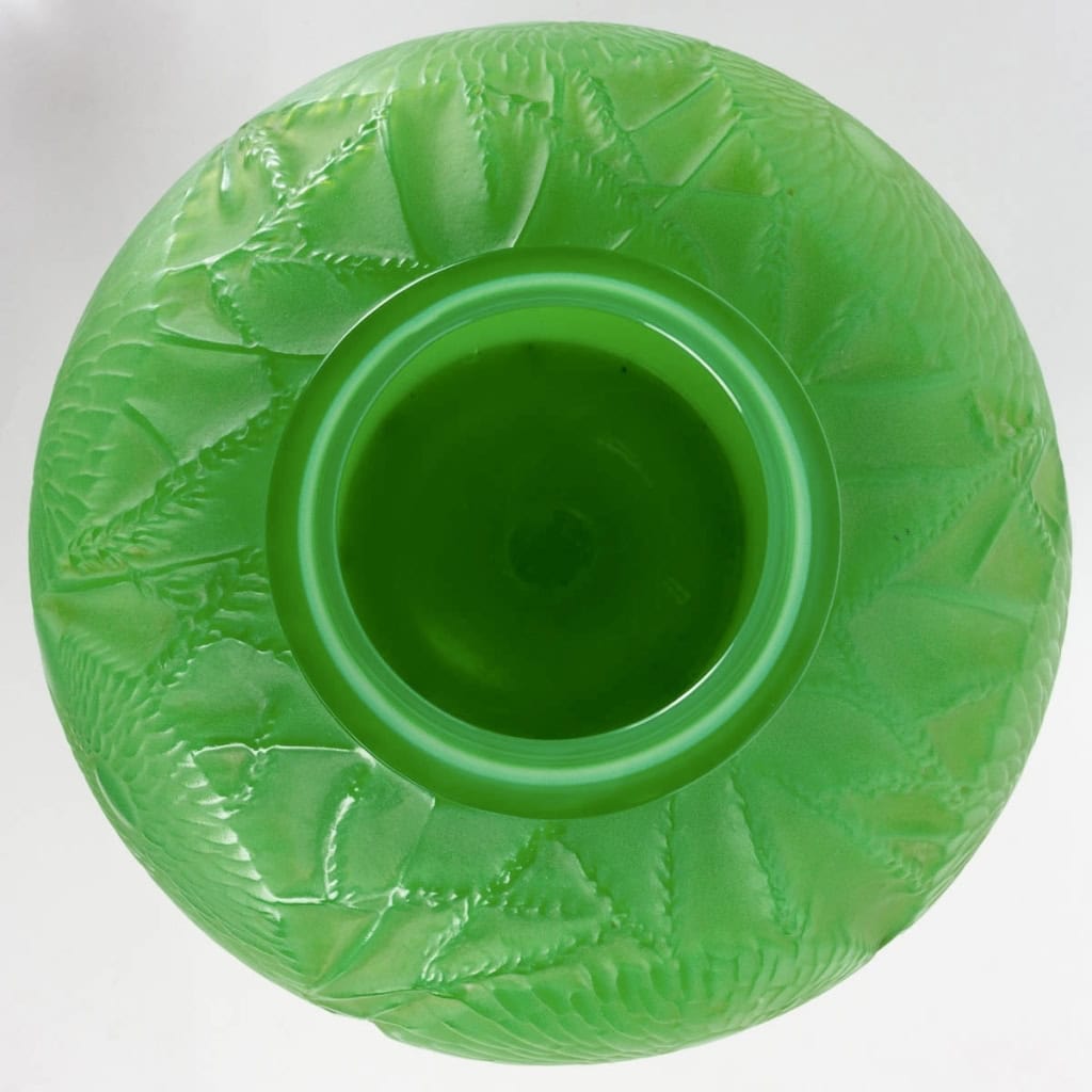 Vase « Alicante » en verre vert jade multi-couches de René LALIQUE | Biron Vase "Alicante" en verre vert jade multi-couches de René LALIQUE