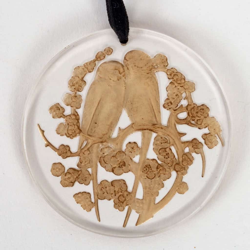 Pendentif « Deux Perruches » verre blanc patiné sépia de René LALIQUE | Biron |||||