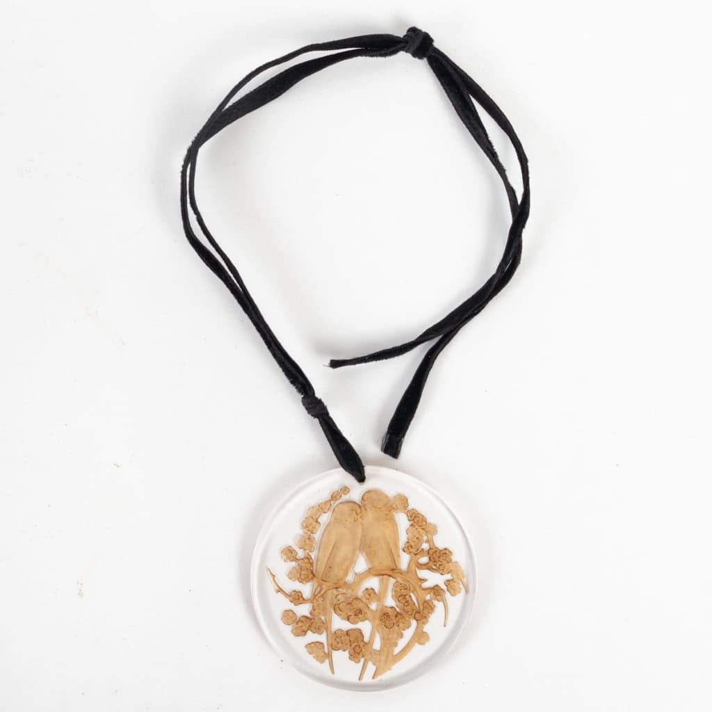Pendentif « Deux Perruches » verre blanc patiné sépia de René LALIQUE | Biron Pendentif "Deux Perruches" verre blanc patiné sépia de René LALIQUE