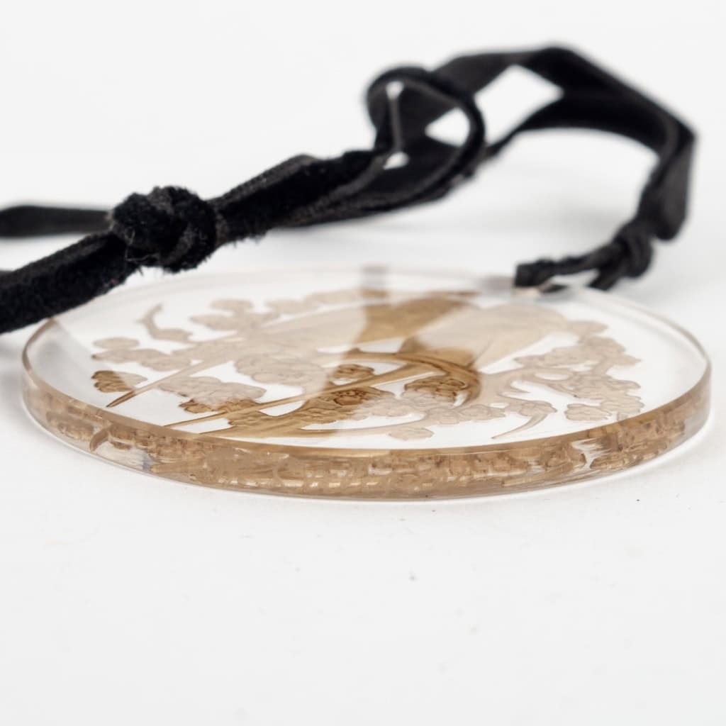 Pendentif « Deux Perruches » verre blanc patiné sépia de René LALIQUE | Biron Pendentif "Deux Perruches" verre blanc patiné sépia de René LALIQUE