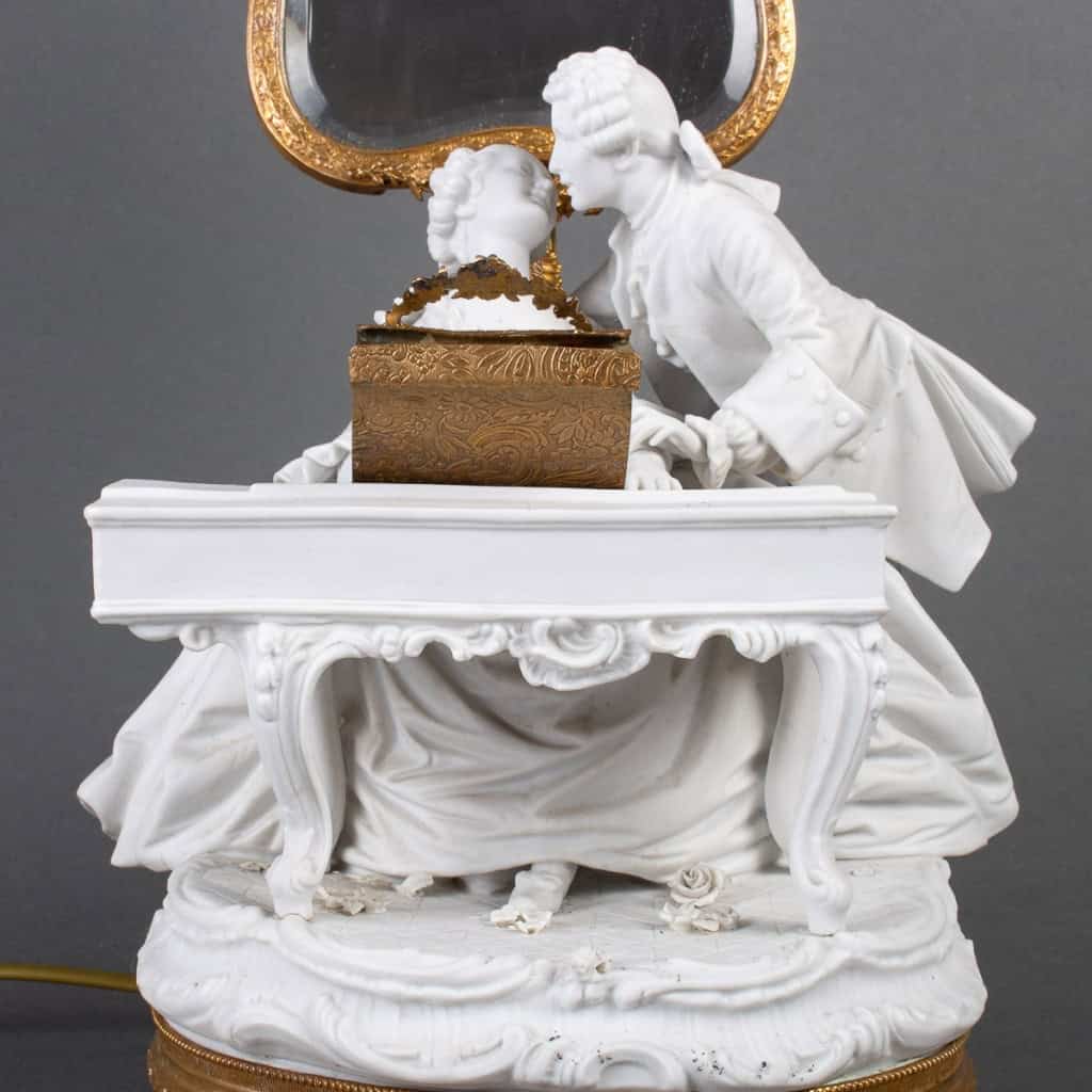 Un groupe en biscuit monté lampe fin XIXème siècle | Biron Un groupe en biscuit monté lampe fin XIXème siècle