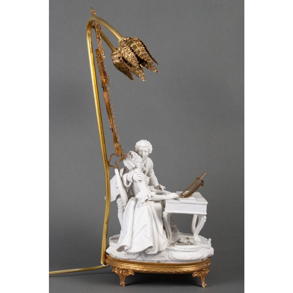 Un groupe en biscuit monté lampe fin XIXème siècle | Biron Un groupe en biscuit monté lampe fin XIXème siècle
