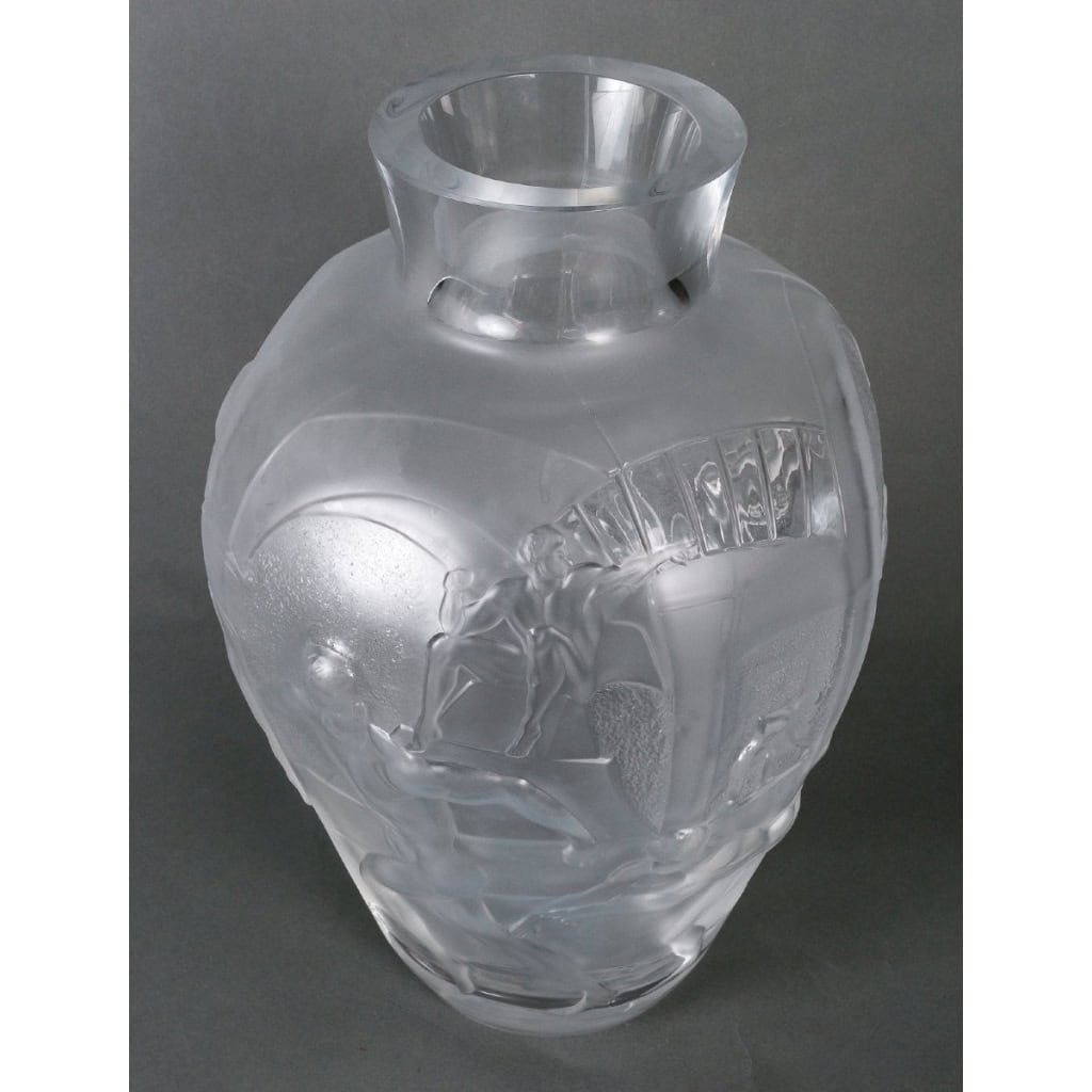 Vase en Cristal « Les Eléens » – Marie-Claude Lalique (1994) Hommage aux Jeux Olympiques, 48 cm | Biron |||||