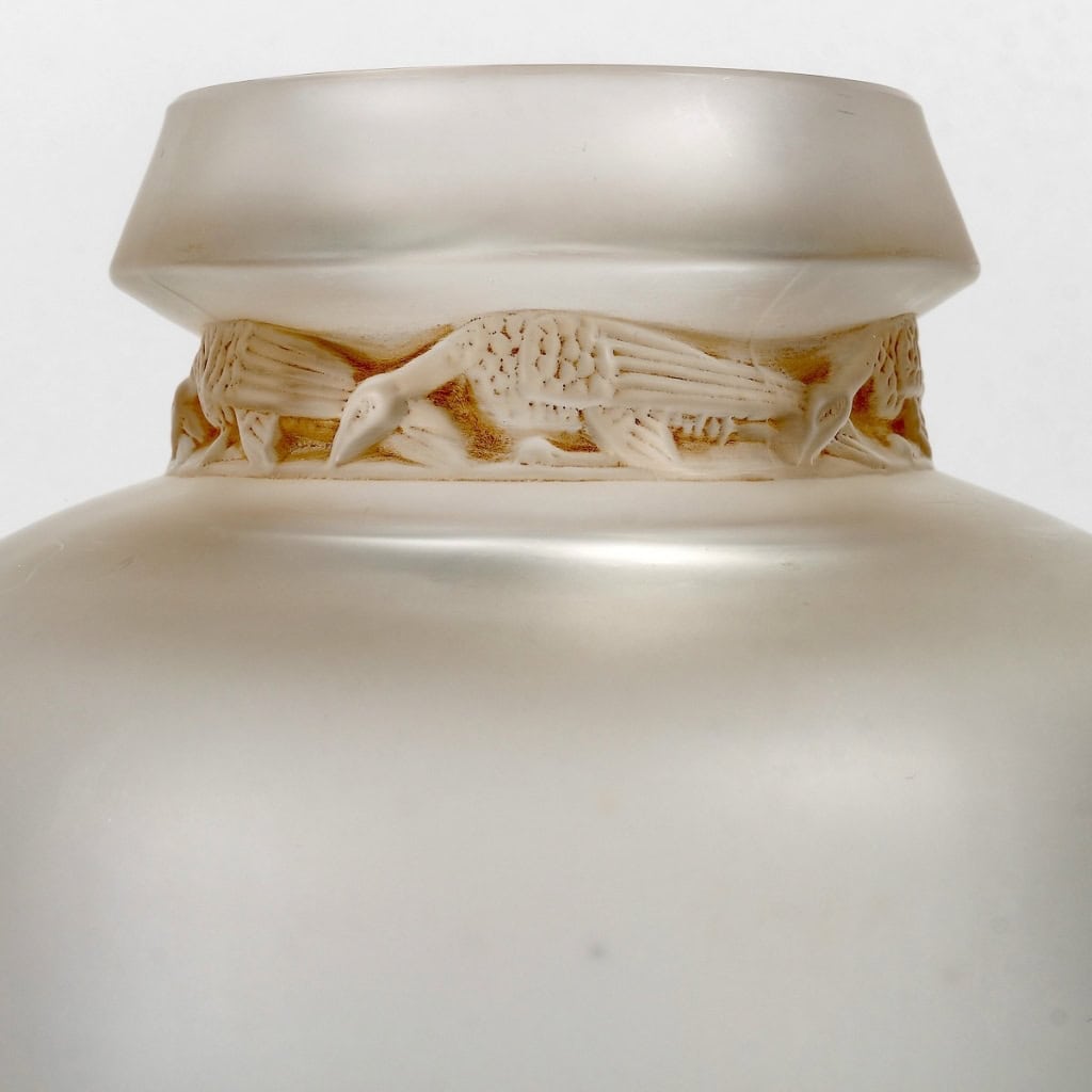 Vase « Frise Aigles » verre blanc patiné sépia de René LALIQUE | Biron Vase "Frise Aigles" verre blanc patiné sépia de René LALIQUE