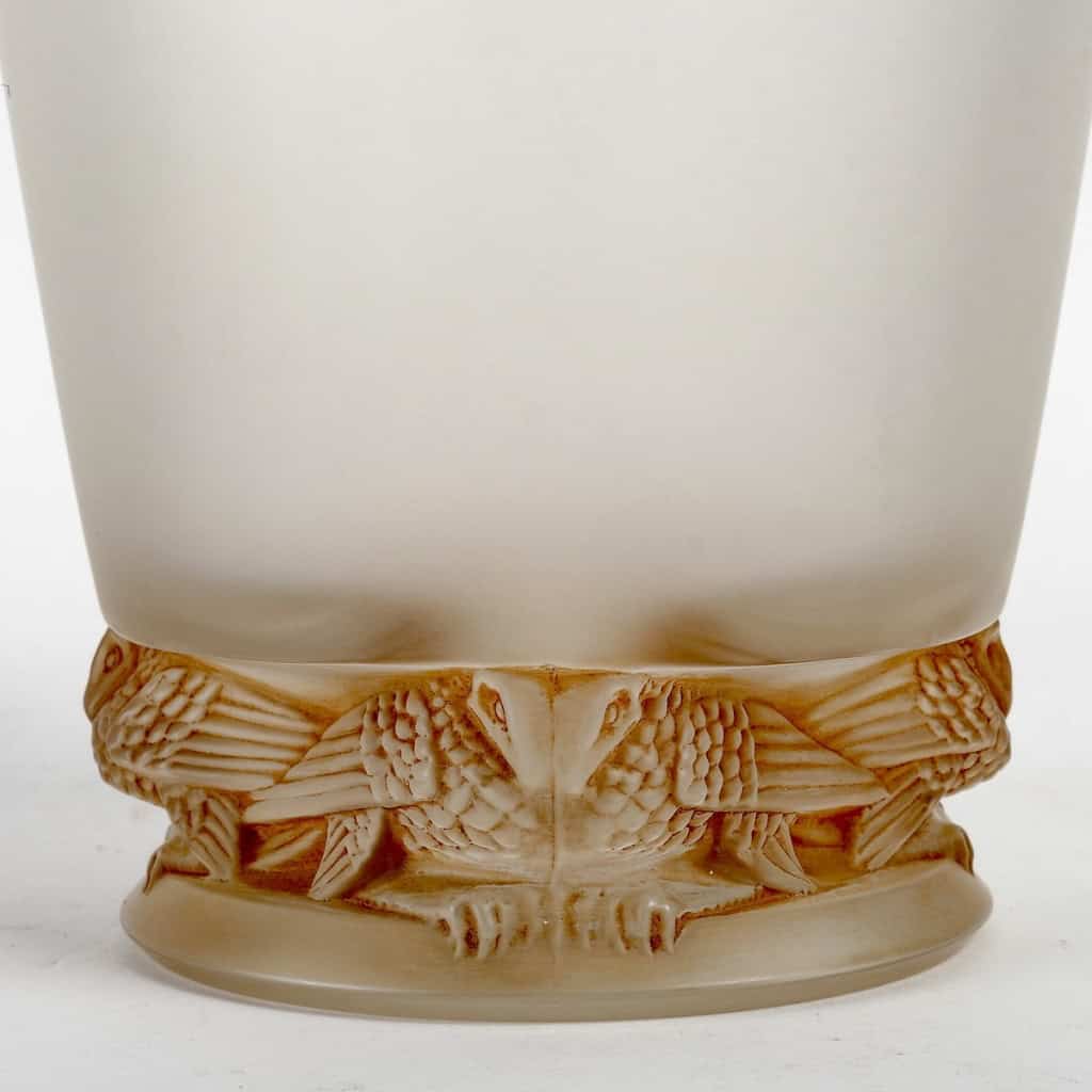 Vase « Frise Aigles » verre blanc patiné sépia de René LALIQUE | Biron Vase "Frise Aigles" verre blanc patiné sépia de René LALIQUE