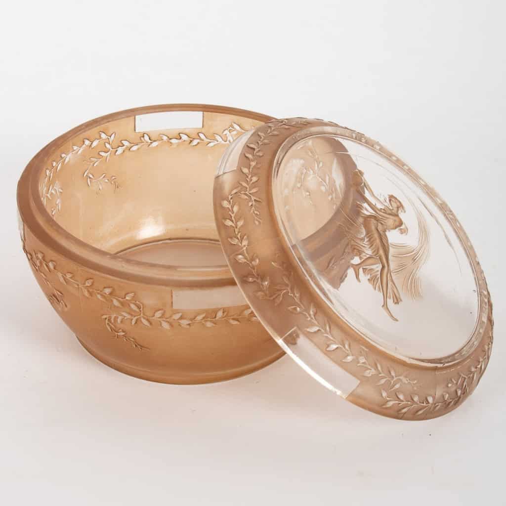 Boîte « Ermenonville » verre blanc patiné sépia de René LALIQUE | Biron Boîte "Ermenonville" verre blanc patiné sépia de René LALIQUE
