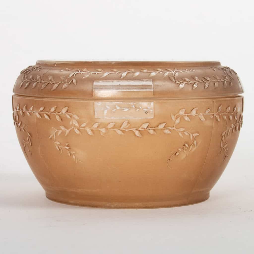 Boîte « Ermenonville » verre blanc patiné sépia de René LALIQUE | Biron Boîte "Ermenonville" verre blanc patiné sépia de René LALIQUE