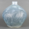Vase « Plumes » verre opalescent double couche patiné bleu de René LALIQUE | Biron Vase « Plumes » verre opalescent double couche patiné bleu de René LALIQUE
